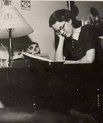 Sort-hvid-billede af en ung Ingrid von Staffeldt, som sidder bøjet over bøgerne på sit værelse.