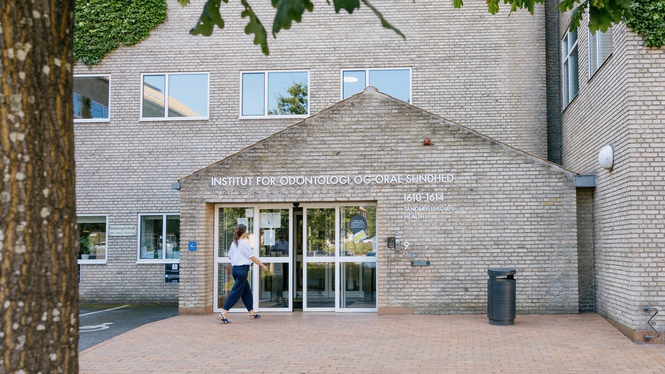 Photo showing the main entrance at the dentist school