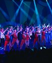 På billedet ser man scenen i Hermans, Tivoli Friheden, hvor 25 skuespillere (medicinstuderende) står på scenen badet i spotlight.