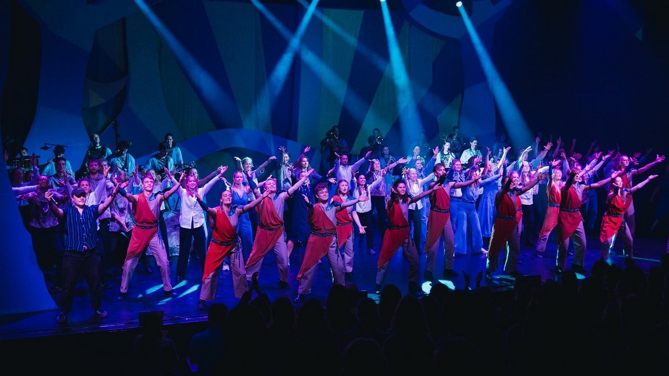 Photo shows 25 actors on stage at the Medicinerrevyen in 2024