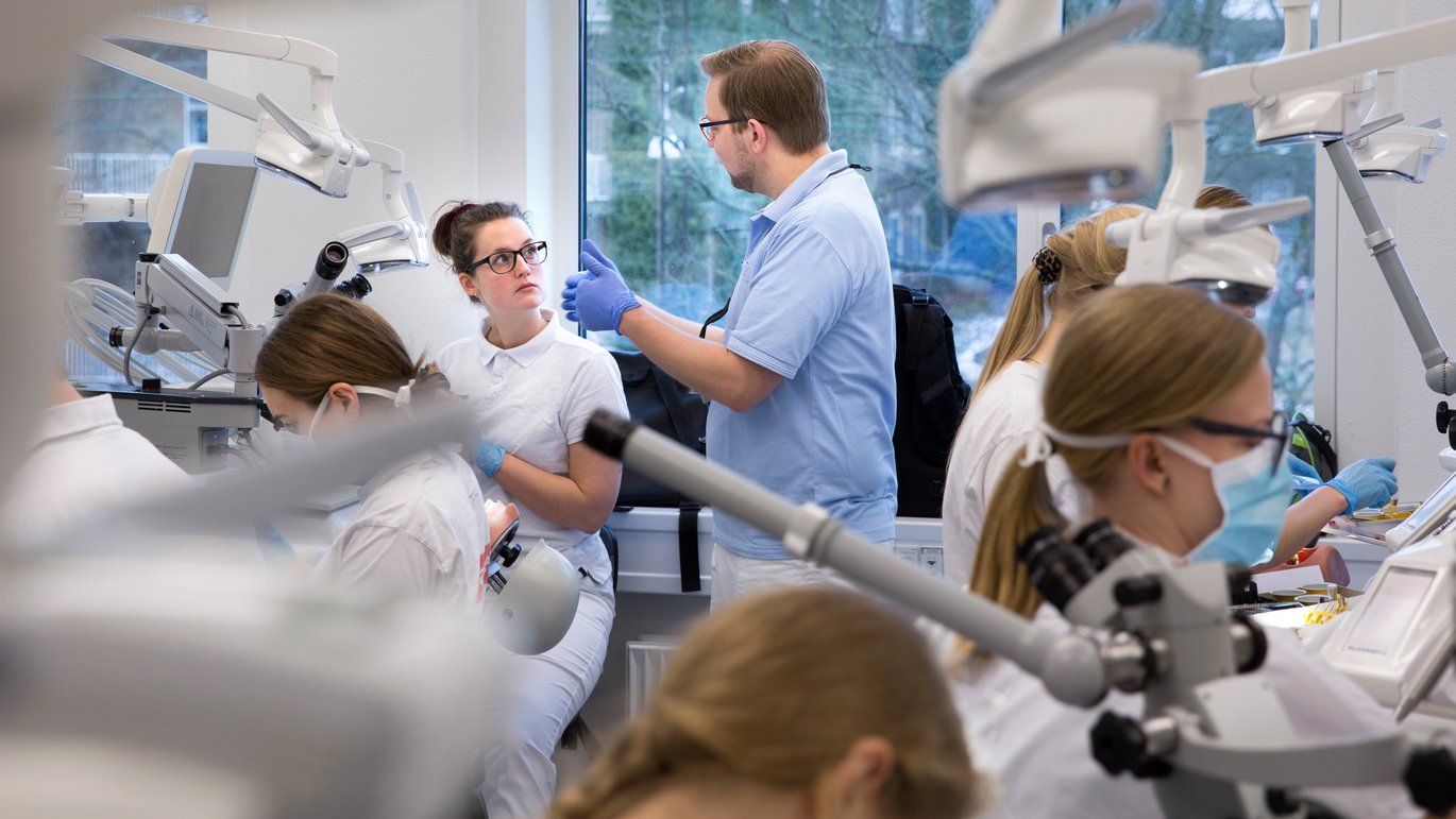 Billedet tandlægestuderende i færd med klinisk undervisning